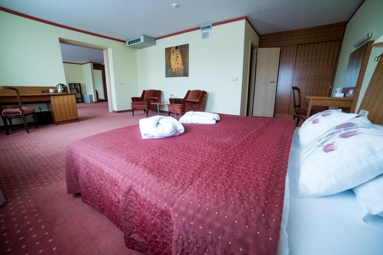 Hotel Tigra Приекули Экстерьер фото