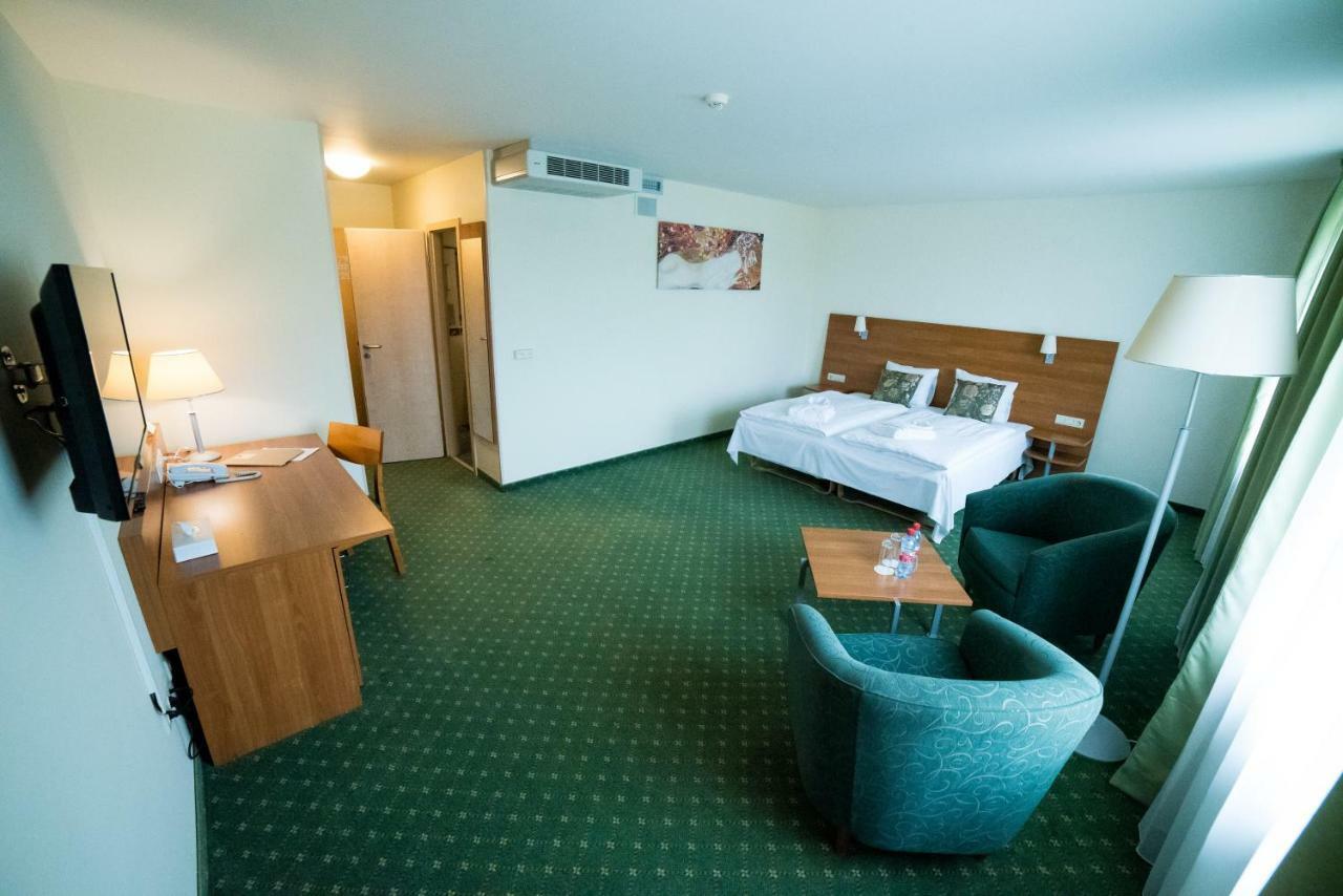 Hotel Tigra Приекули Экстерьер фото